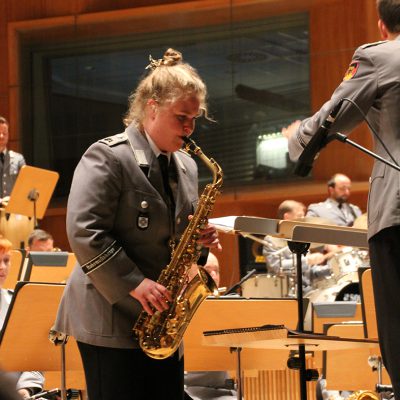 Oberfeldwebel Fabienne Abel am Saxophon